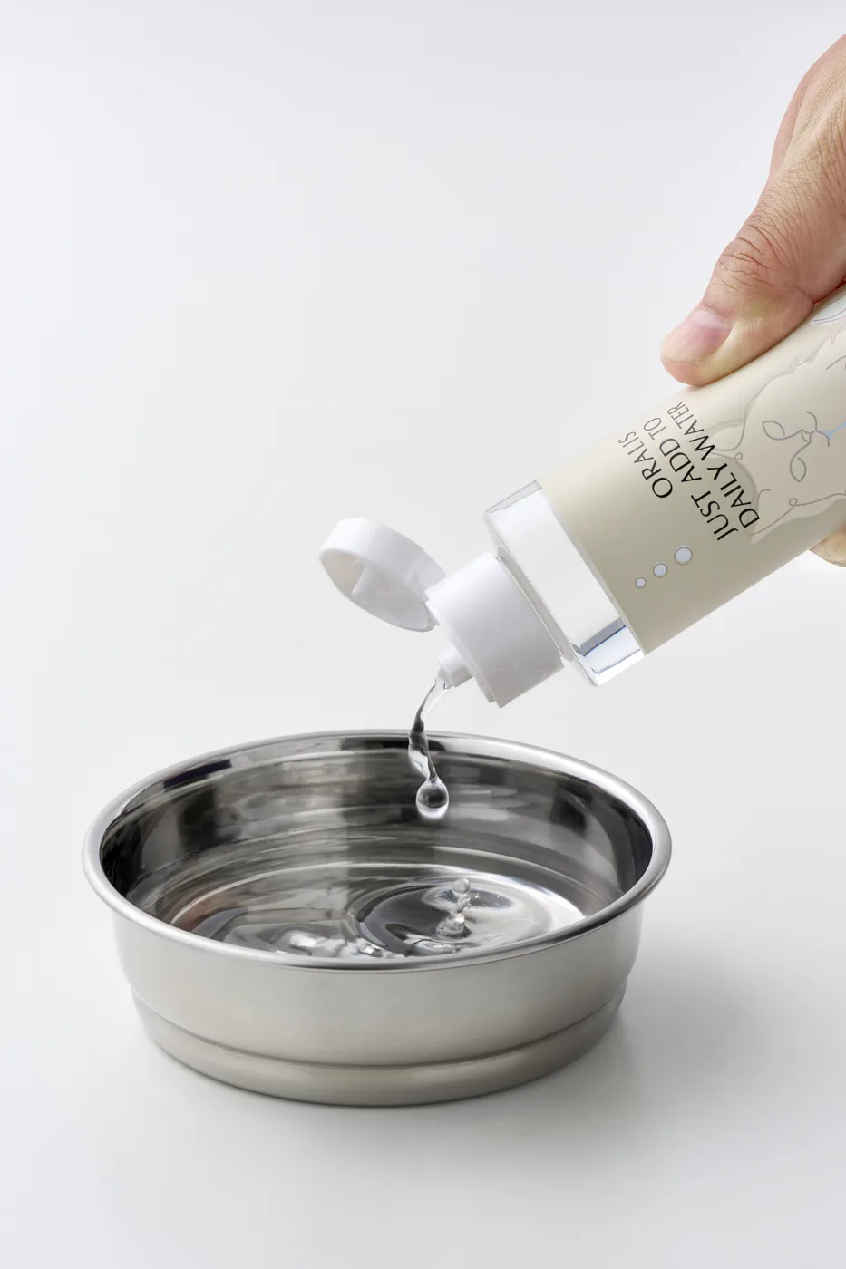 ORALIS を飲み水に入れている様子